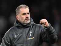  男生被美女锁到胸前毫无还手之力 